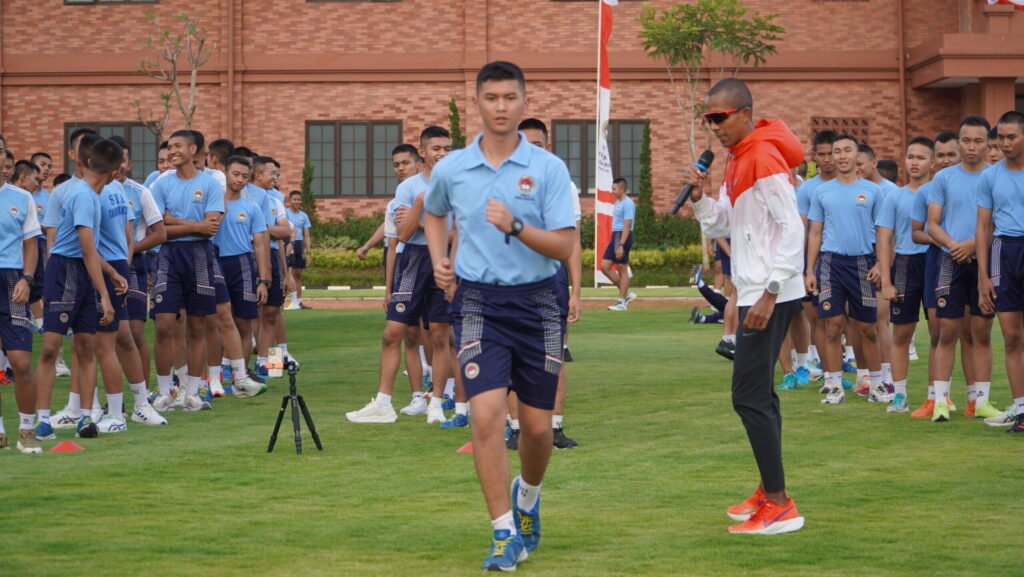 Lari Bersama Sang Juara: Atlet Nasional Agus Prayogo Berbagi Ilmu di SMA Taruna Nusantara Kampus Cimahi