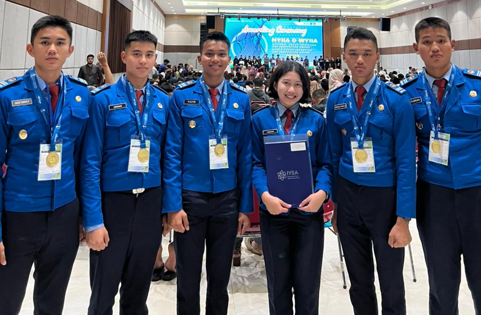 Prestasi Emas Internasional! Siswa SMA TN Cimahi Ubah Sampah Styrofoam Jadi Bata Fungsional di Ajang WYIIA 2025