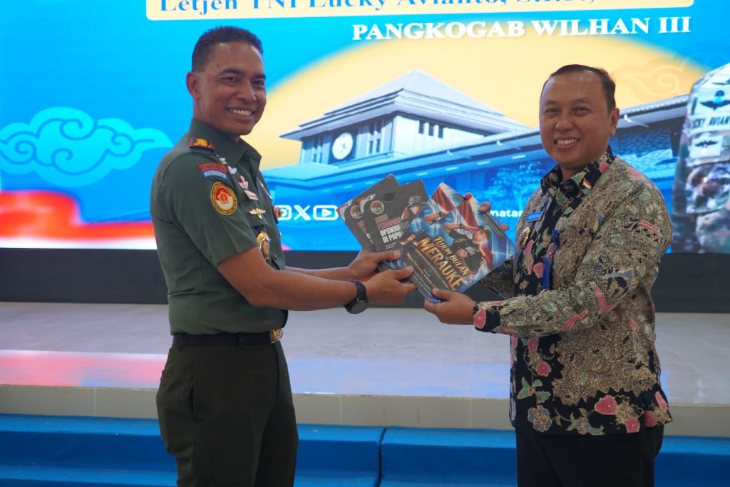 Jumpa Tokoh Nasional, Pangkogabwilhan III Letjen TNI Lucky Avianto Kobarkan Semangat “API” di Kampus Cimahi