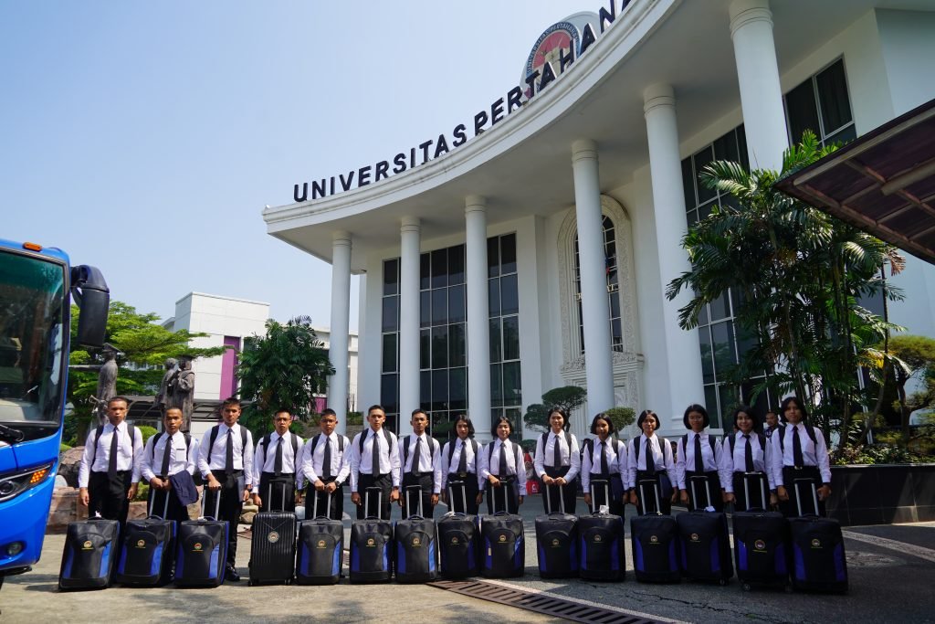 Kirim Putra-Putri Terbaik, Kampus Cimahi Lepas 15 Siswa Akselerasi Ikuti Seleksi Kedokteran dan Farmasi Unhan RI