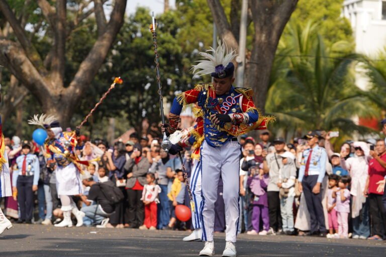 Guncang Kota Baru Parahyangan! Megahnya Penampilan Drumband Gita Bahana Nusantara SMA Taruna Nusantara Cimahi